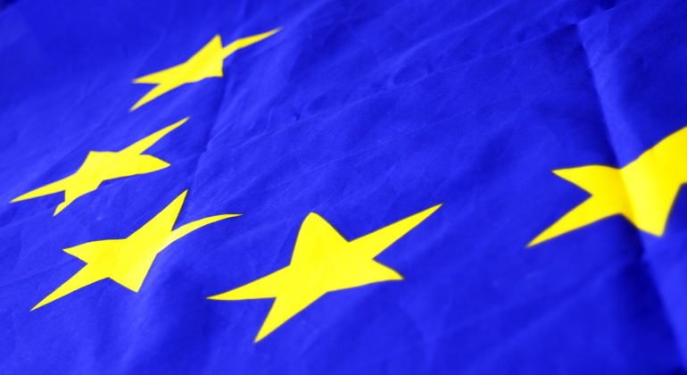 Del av eu-flaggan med gula stjärnor på blå bakgrund.
