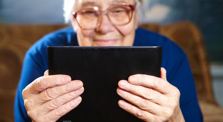 Äldre kvinna med dator.