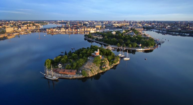 Flygbild över Stockholm med Kastelhomen och Skeppsholmen i fokus.