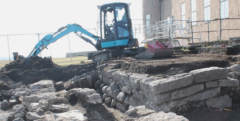 grävmaskin gräver utanför Kalmar slott