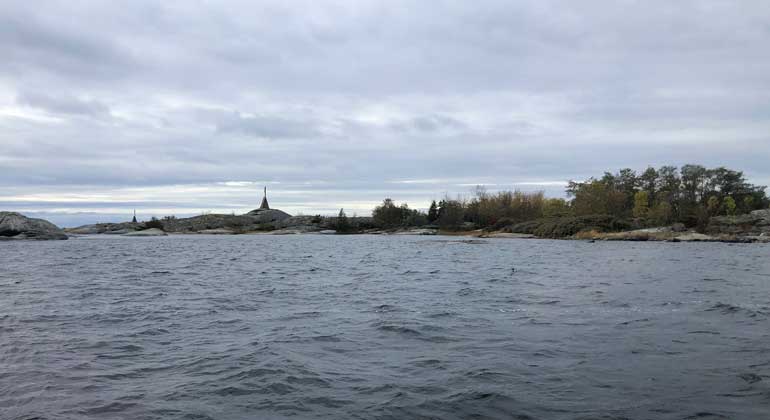 Låga kobbar och sjömärken sticker upp ur havet i Stora Sunkobbens naturreservat. Foto: Länsstyrelsen