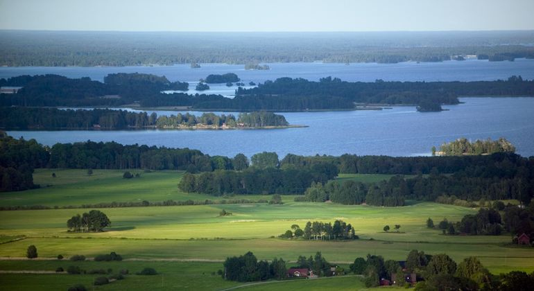 Flygbild av sjön Hjälmaren