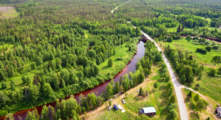 Bilden visar en flygnild över Skrövåns dalgång med ängar, skog och hus. Foto: Länsstyrelsen Norrbotten