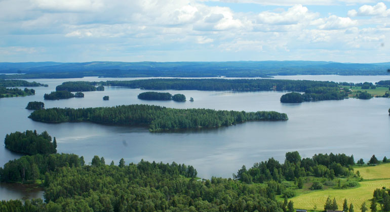 Flygbild över sjö med en massa skogsklädda öar.