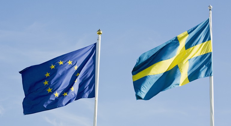 två flaggor, den Europeiska unionens och Sveriges 