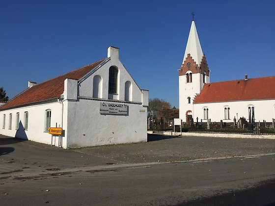 Skolhus och kyrka i Ö Tommarp.