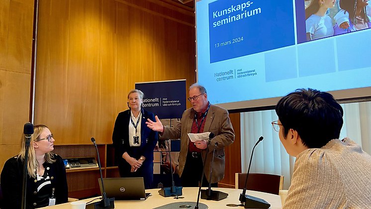 Johan Andersson (S) och Susanne Nordström (M) i samtal med Sandra Petersson, avdelningschef NCH