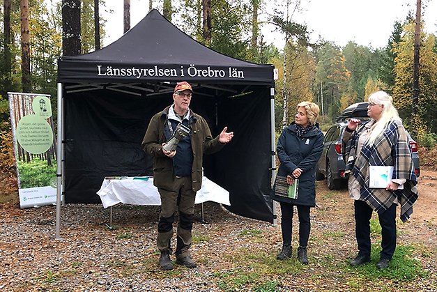 Kolbjörn Kindströmer, Mellanskog, Maria Larsson och Irén Lejegren utomhus. 
