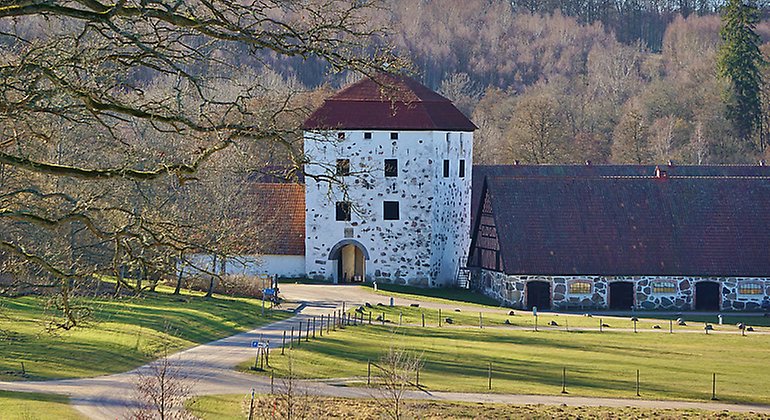 Hovdala slott och porttornet med reservatet i bakgrunden. Foto: Josefin Persson