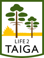 Symbolen för Life2Taiga. Två tecknade tallar med en gul eld och texten LIFE 2 TAIGA under. Allt detta i en grön ram formad lite som en sköld.