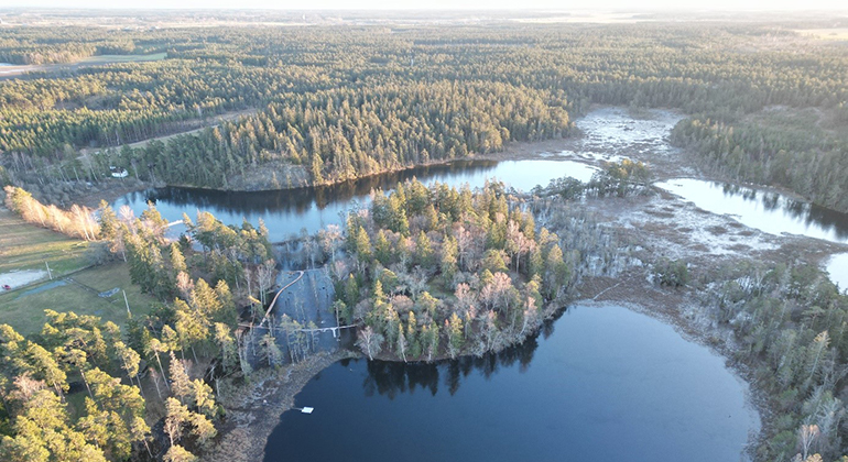 En flygbild över ett landskap bestående av flera små sjöar avskilda av skogspartier.