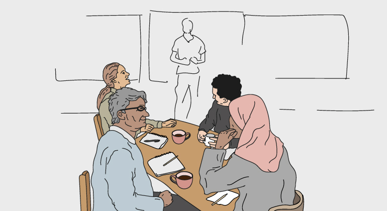 Illustrationen visar fyra personer med olika kulturella tillhörigheter som sitter runt ett bord och lyssnar till en man som talar