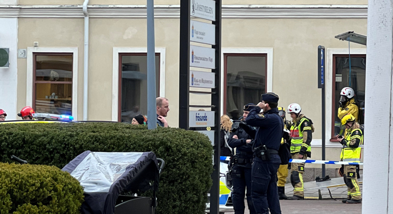 Polis och räddningstjänst spärrar av och utrymmer Länsstyrelsens lokaler i Växjö.