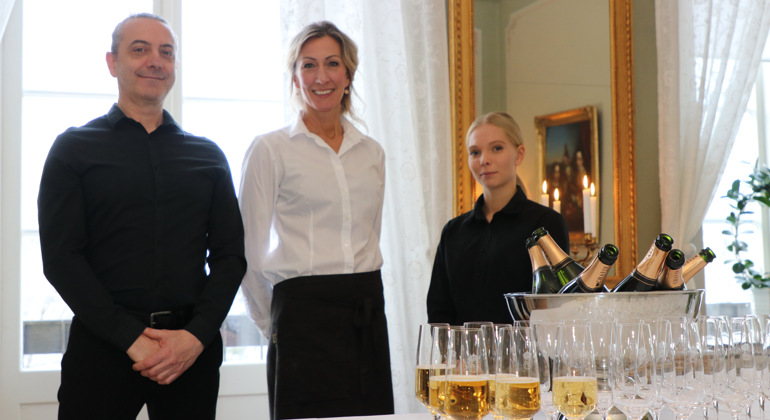 Bild på Rafael Rubia, husfrun Elin Runudde och Tuva Sandqvist, som serverade mat och dryck under lunchen.