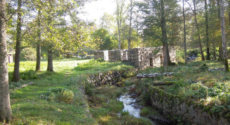 I den gamla bruksmiljön finns grävda stensatta kanaler och ruiner från byggnader.
