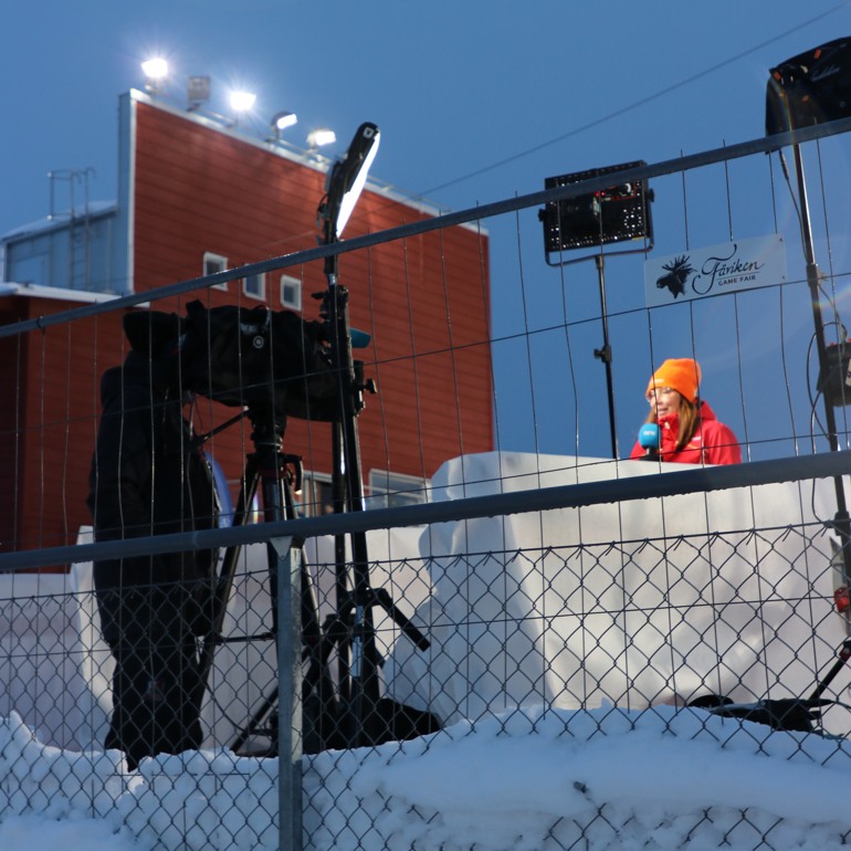Bild på NRK:s reporter som direktsänder från tävlingarna. Sveriges Television, SVT och flera europeiska TV-bolag, finns också på plats. 