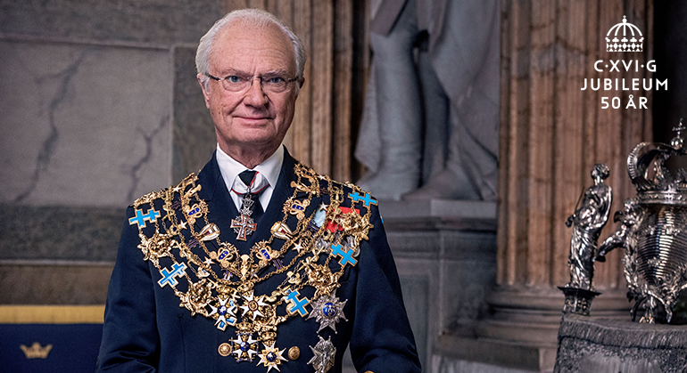 Porträttfoto på kungen iklädd kostym och halssmycke med medaljer.