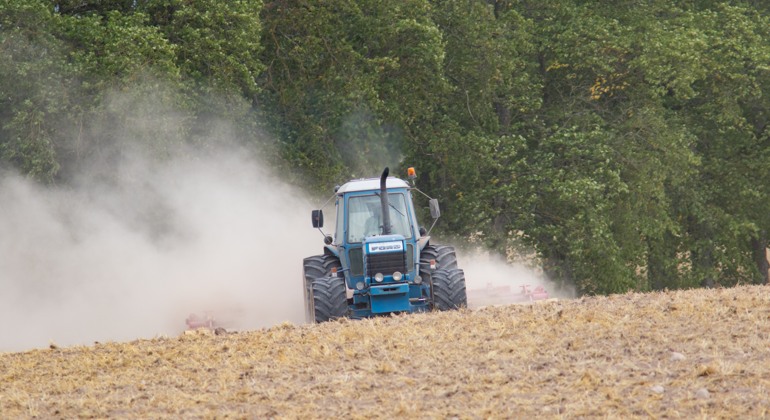 Traktor som plöjer en åker. Foto: Martin Fransson