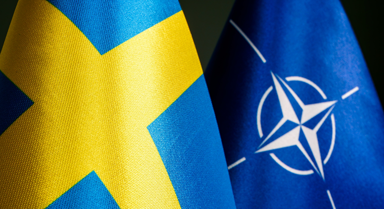Sverigeflaggan jämte Natoflaggan. Foto.