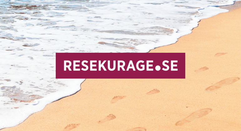 Bilden visar en sandstrand med fotspår i sanden. På bilden står texten resekurage.se.