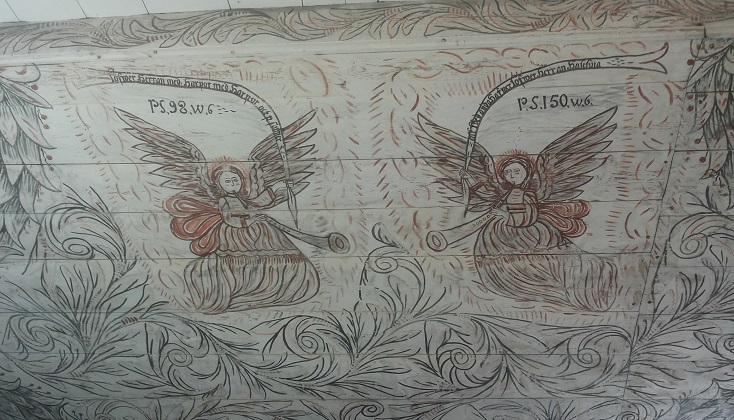 Målning på väggar inne i Väderskärs kapell föreställande änglar i vackra klänningar som spelar på långa flöjter.
