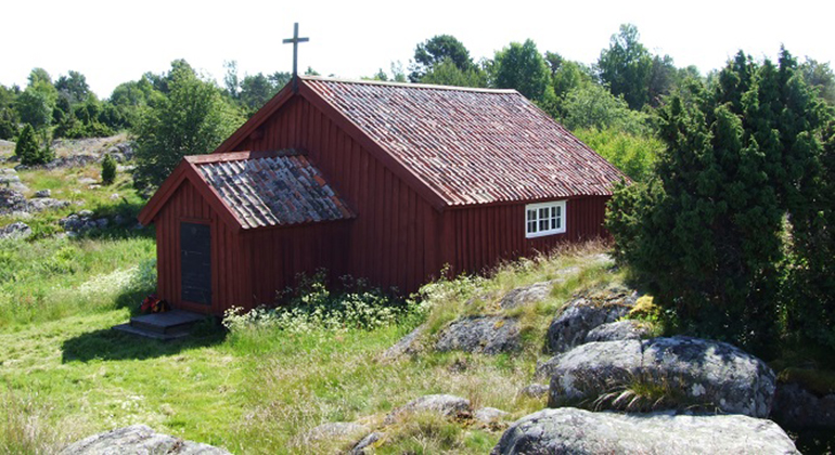 Väderskärs lilla rödmålade kapell belägen på kala klippor i den yttre skärgården