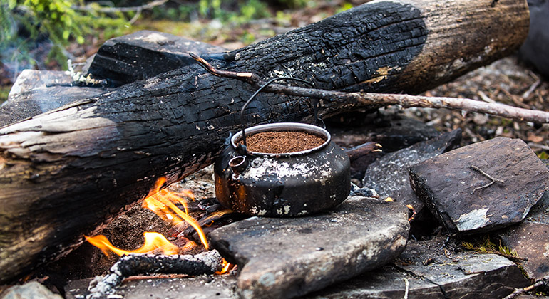 Kokkaffe kokas över öppen eld.