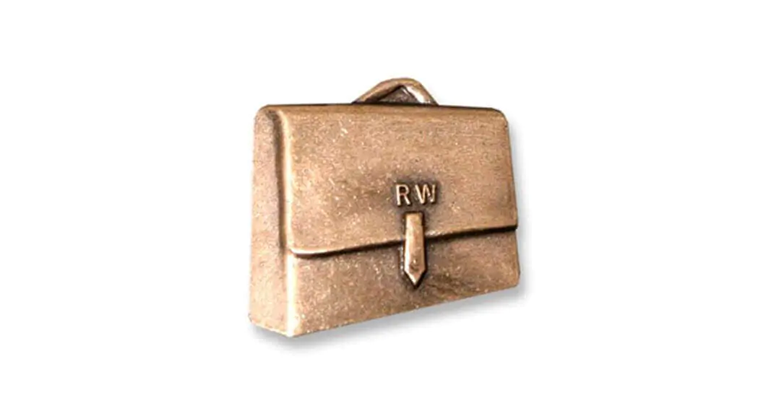Bronspin föreställande Raoul Wallenbergs portfölj, med initialierna R.W.
