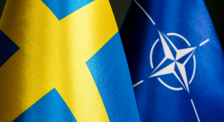 Sveriges och NATO:s flaggor.