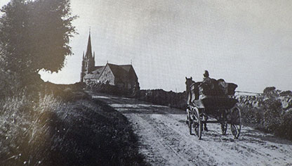 Svart-vitt forografi med bild på hästskjuts på väg till kyrka.