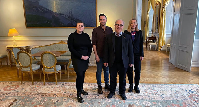 Landshövding Per Bill står på Gävle slott tillsammans med riksdagsledamöter, en man och två kvinnor.