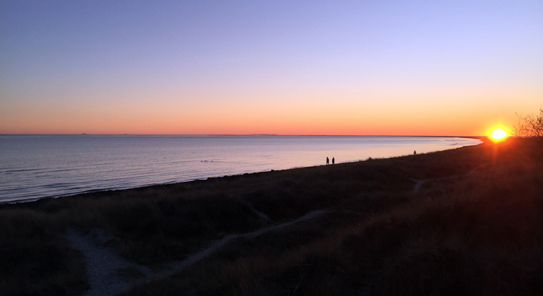 Solnedgång med Måkläppen i fjärran. Foto: Alex Regnér