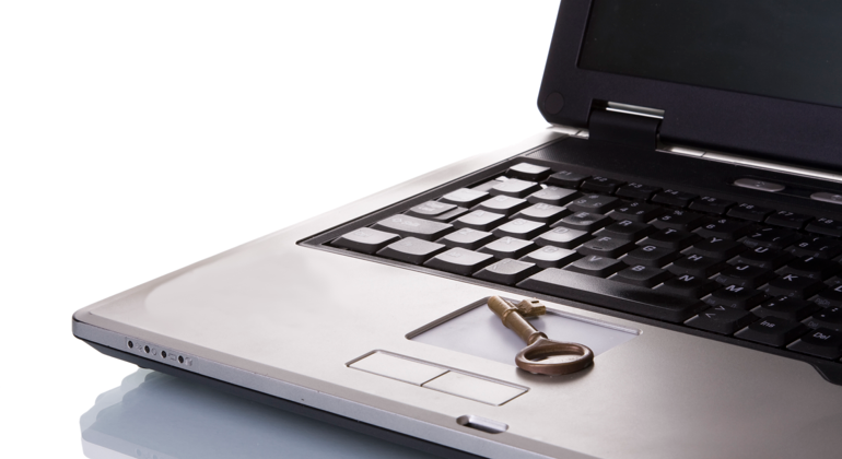 En laptop med en nyckel liggande på.