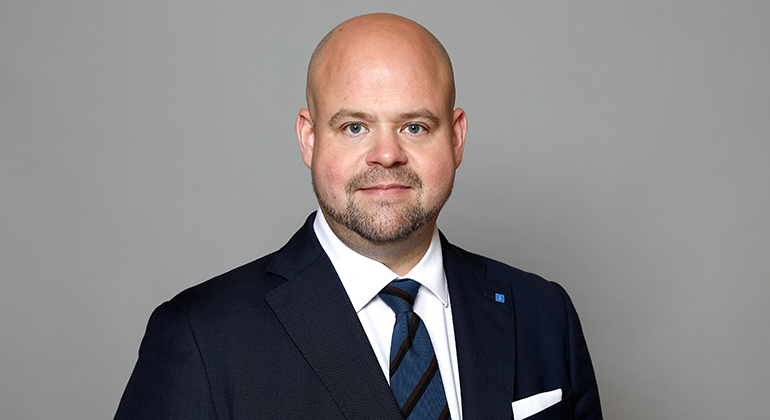 Porträttbild på landsbygdsminister Peter Kullgren.