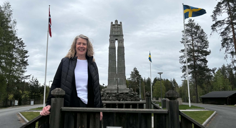 Kikki Adolfsson framför fredsmonumentet i Morokulien