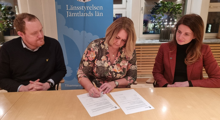 Kommunalråden Niklas Daoson och Effie Kourlos skriver på samarbetsavtalet tillsammans med landshövding Marita Ljung.