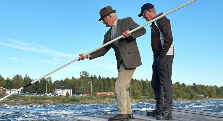 Några män som står på en träpir.