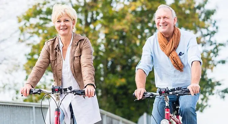 Två personer cyklar.