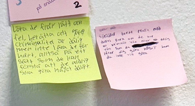 Post it-lappar med barns anteckningar från workshop.