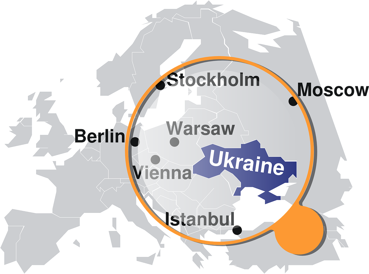 Karta över Europa med ett förstoringsglas över Ukraina. Text på bilden Stockholm, Moscow, Berlin, Warsaw, Vienna, Ukraine, Istanbul.