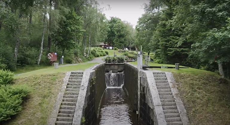 Trappor leder besökaren upp och ner på båda sidor om slussarna vid Bjurbäcks kanal. 