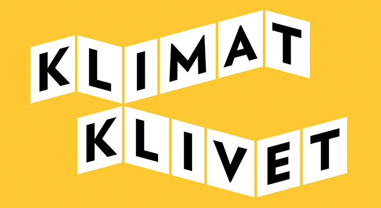 Klimatklivets logotyp med text i svart framför vita fyrkanter, bakom finns en brandgul platta. 