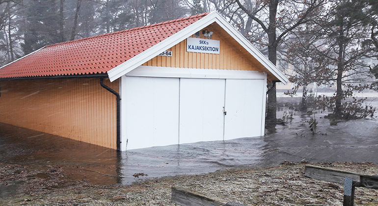 Ett garage står översvämmad i högt vatten.