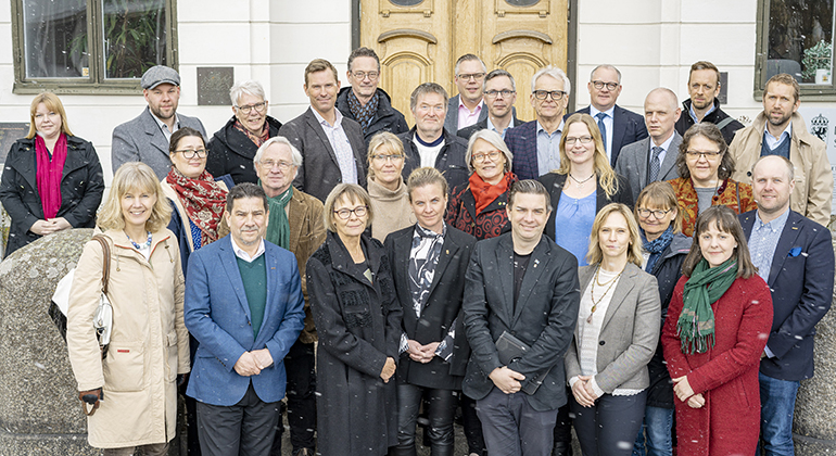 Miljö- och klimatrådets medlemmar och högsta ansvariga från medlemsorganisationerna, omkring 30 personer, står tillsammans på trappen framför residenset i Nyköping.