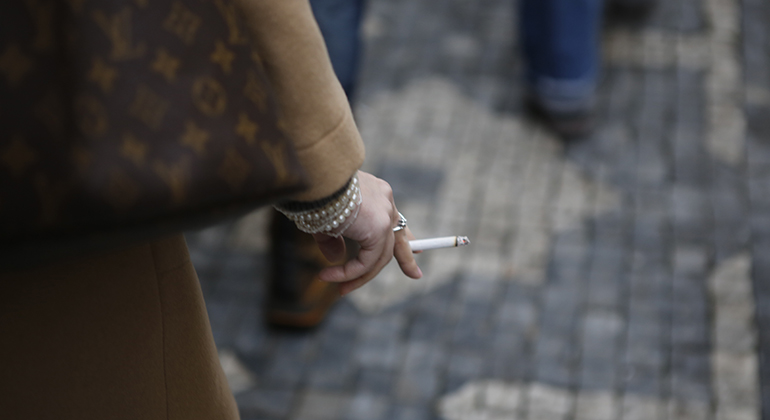 Kvinna med cigarett i hand