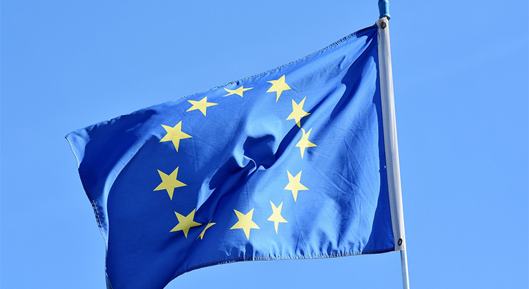 EU-flagga som vajar i vinden. Foto: Pixabay