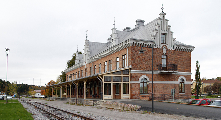 Stationen sett bakifrån med perrongen och tågspåret som löper utanför.
