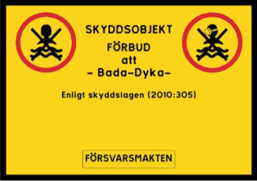 Skylt med texten Skyddsobjekt förbud att - bada - dyka. Enligt skyddslagen (2010:305). Försvarsmakten.