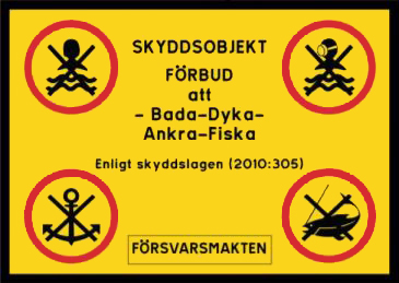 Skylt med texten Skyddsobjekt förbud att - bada - dyka - ankra - fiska. Enligt skyddslagen (2010:305). Försvarsmakten.