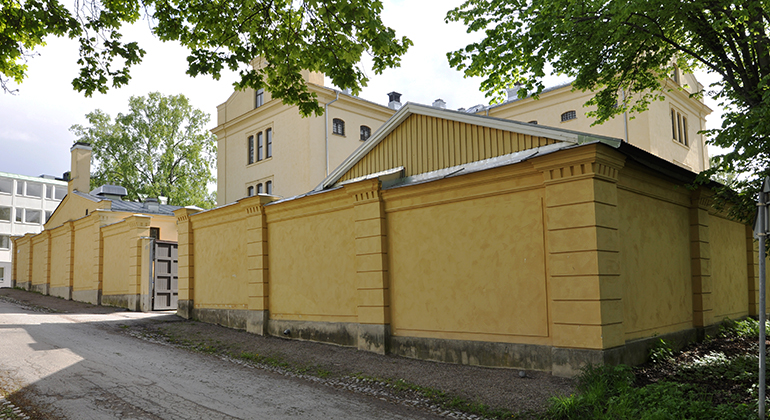 Fängelset och dess omgivande mur.